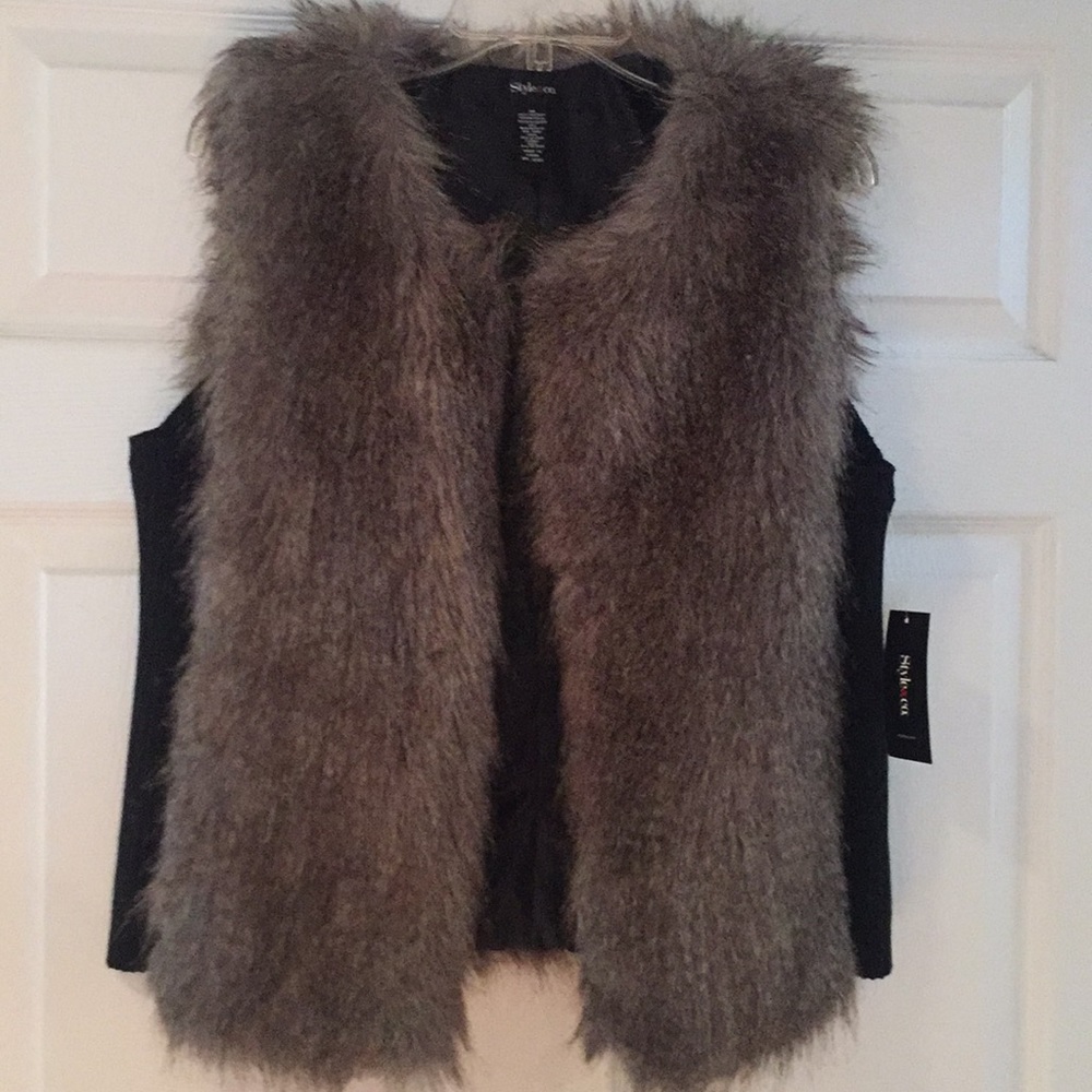 Women’s M faux fur vest with Rib trim on the sides